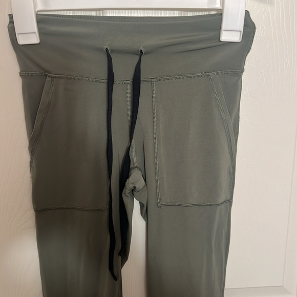 Aerie army green legging/workout pants with pockets and draw string - Picture 2 of 5